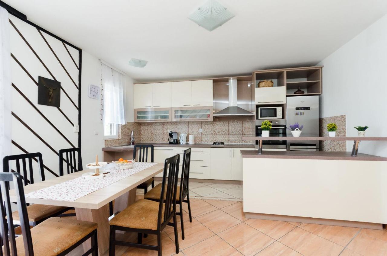 Apartments Albina Lopar Exterior photo